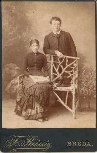 Groepsportret van Joanna Cornélie MG (1859-1907) en Christiaan Frederik Loder (1853-1936) 